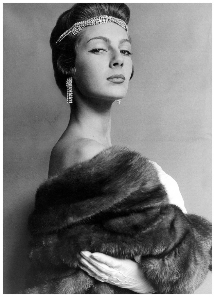 fiona-campbell-walter-wearing-mink-stole-from-calman-links-photo-by-cecil-beaton-vogue-august-1954