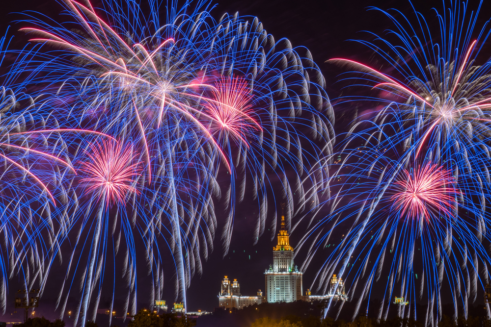 50,000 Fireworks Light Up The Moscow Night Sky - The life pile
