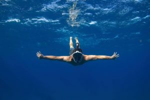 Man diving with the H20 Ninja Mask