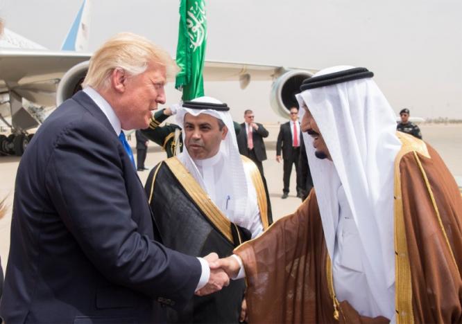 Saudi Arabia's King Salman bin Abdulaziz Al Saud welcomes U.S. President Donald Trump in Riyadh, Saudi Arabia, May 20, 2017 (REUTERS/Jonathan Ernst)