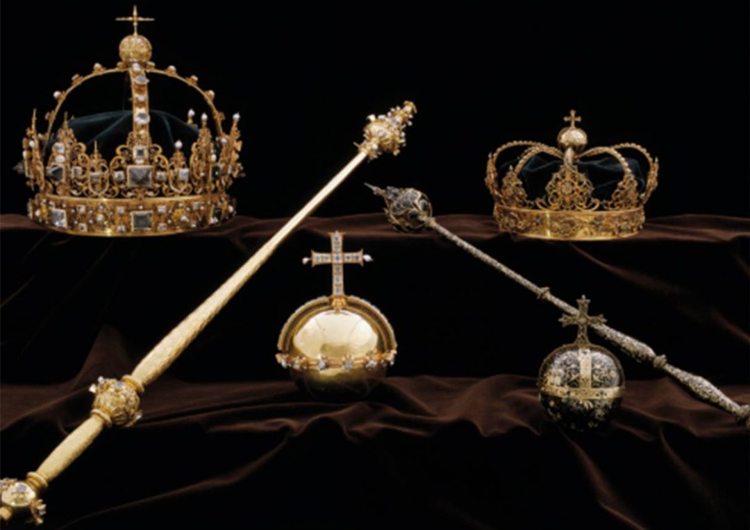 Police in Sweden are looking for two thieves who stole crown jewels and escaped by motorboat